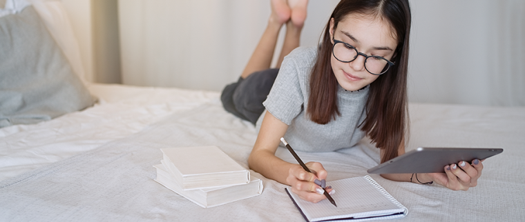 jeune fille révise ses cours avec la tablette
